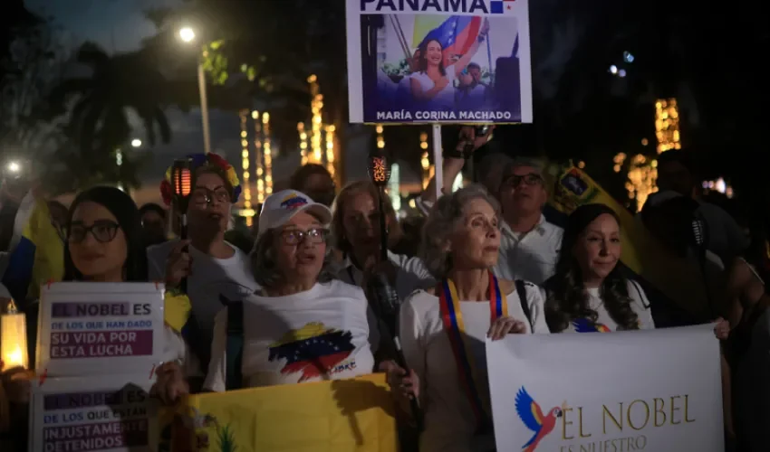 Personas sostienen carteles durante la marcha "por la paz y la libertad" en Venezuela este sábado, en Ciudad de Panamá (Panamá). Foto: EFE. 