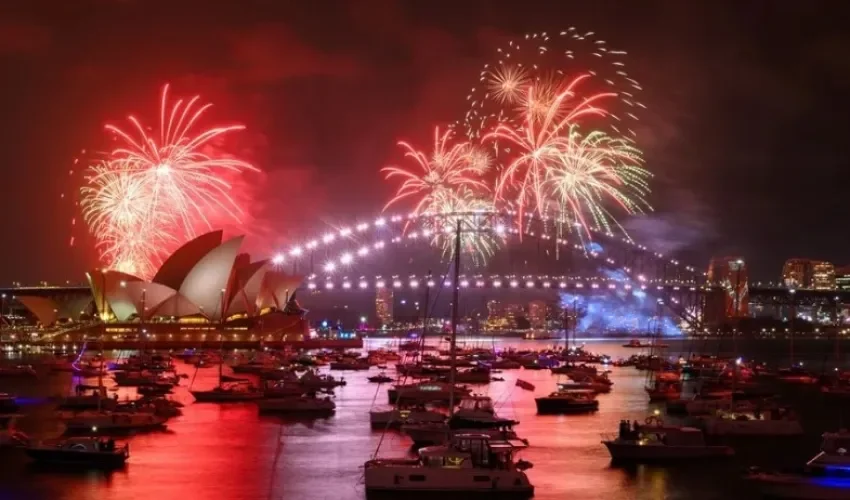 Los fuegos artificiales iluminan el cielo sobre el puerto de Sídney durante la exhibición Calling Country de las celebraciones de Nochevieja. Foto: EFE.