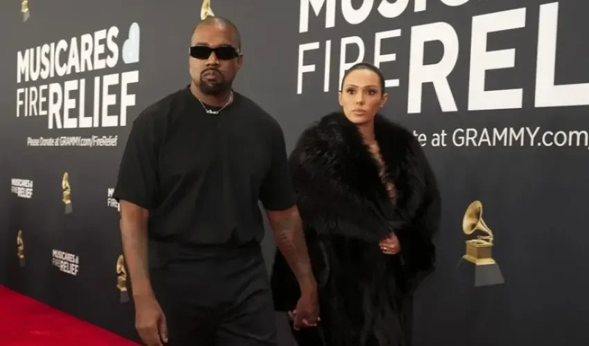 Fotografía de archivo del cantante Kanye West (i), ahora conocido como Ye, junto a su esposa, Bianca Censori (d). EFE/Allison Dinner