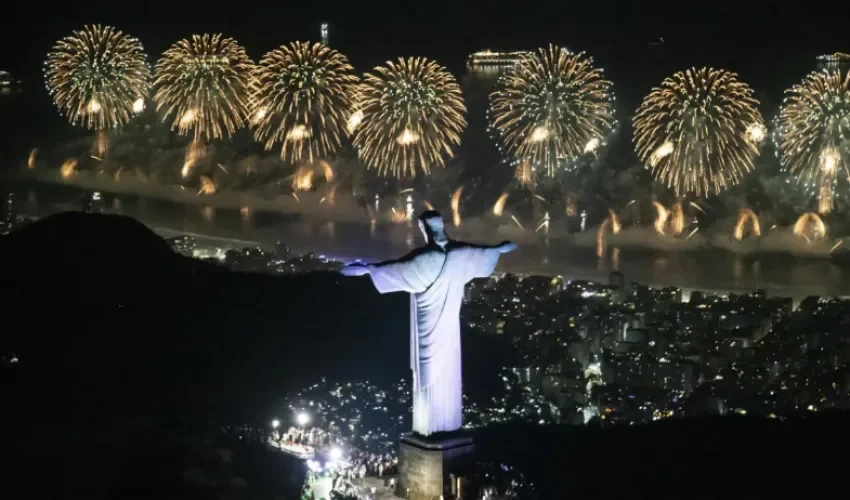 Fotografía cedida por la Alcaldía de Río de Janeiro que muestra el monumento del Cristo Redentor y fuegos artificiales sobre la playa de Copacabana este miércoles, en Río de Janeiro (Brasil). EFE/ Alcaldía de Río de Janeiro