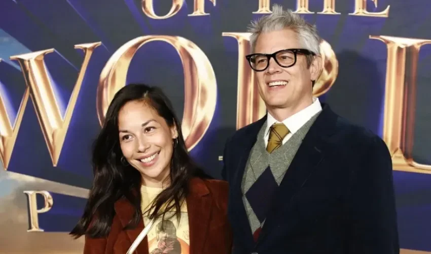 Fotografía de archivo del actor estadounidense Johnny Knoxville (d), junto a su pareja, Emily Ting (i). EFE/EPA/ Caroline Brehman