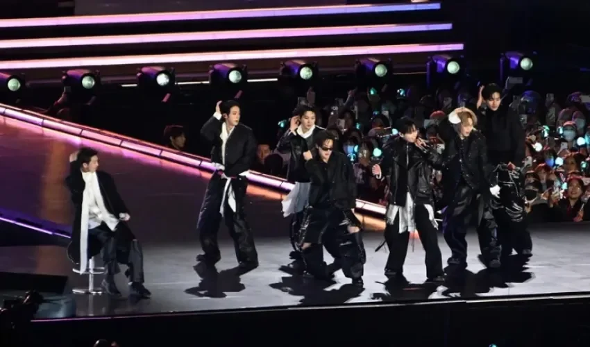 El grupo de K-pop BTS se presenta en el escenario durante el concierto 'BTS THE COMEBACK LIVE | ARIRANG' . EFE/EPA/Kim Min-Hee /
