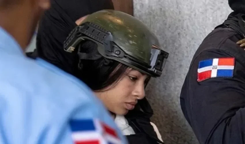 La cantante dominicana Yailin La Más Viral sale de un tribunal bajo custodia de las autoridades, este 26 de marzo de 2026, en Santo Domingo (República Dominicana). EFE/Orlando Barría