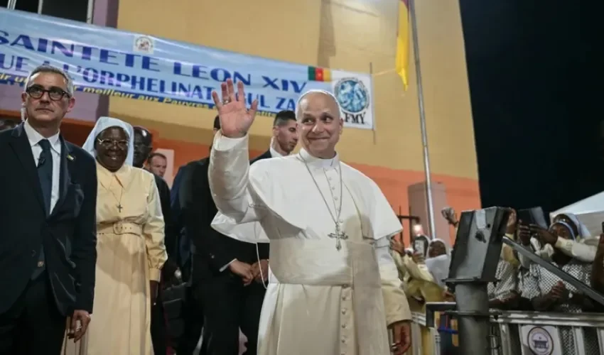 El Papa León XIV durante su visita al orfanato Ngul Zamba (Poder de Dios) en Yaundé. EFE/EPA/Alberto Pizzoli / POOL