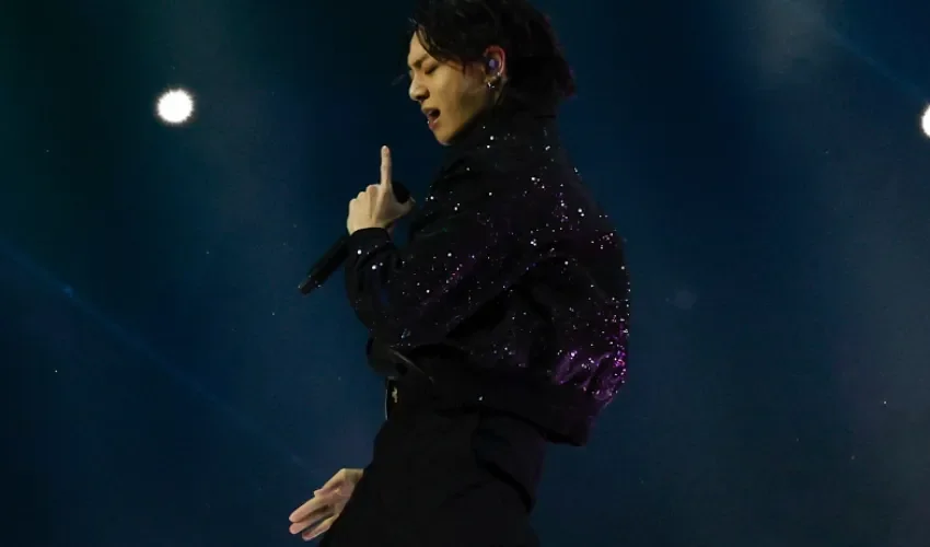 Imagen de archivo del artista surcoreano Jung Kook presentando la canción Dreamers en la inauguración del Mundial de Fútbol Qatar 2022, en el estadio Al Bait en Al Khor (Catar).