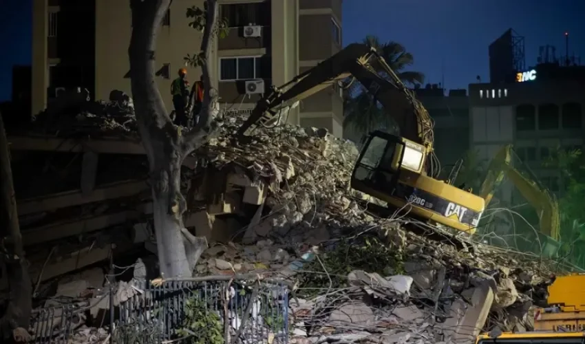 Personas realizan labores de rescate en una zona afectada por un terremoto, este sábado en Caracas (Venezuela). EFE/ Ronald Peña R