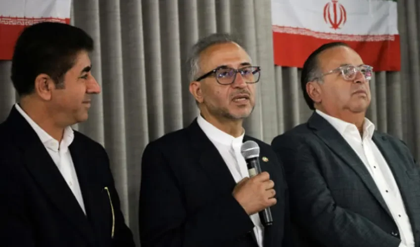 El embajador de Irán en México, Abolfazl Pasandideh (c) habla durante una rueda de prensa este martes, en Tijuana (México). EFE.