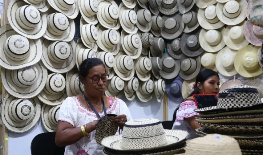 Una mujer teje durante la Feria Nacional de Artesanías de Panamá este miércoles, en Ciudad de Panamá (Panamá). EFE/ Carlos Lemos