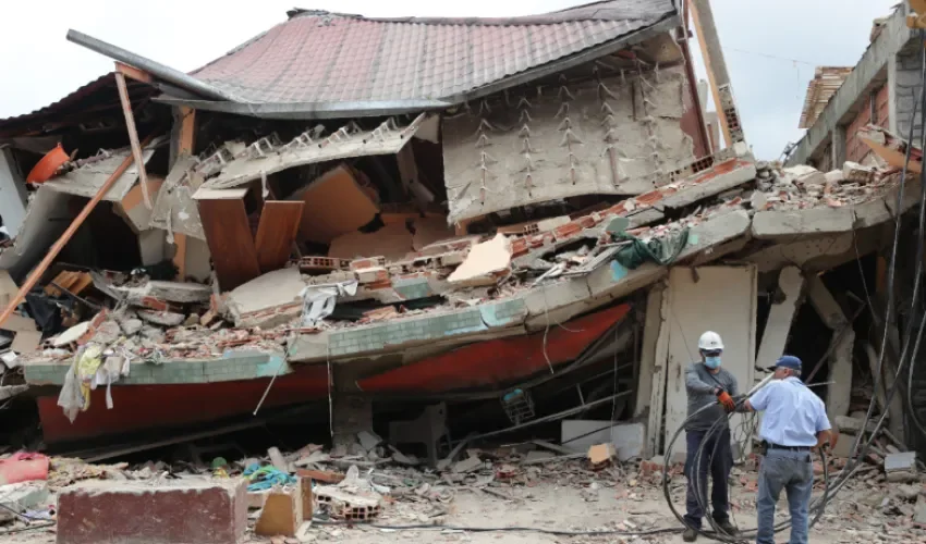 Hombres trabajan este sábado, frente a una casa derrumbada por los terremotos en Venezuela, en El Junquito (Venezuela). EFE/ Ronald Peña R