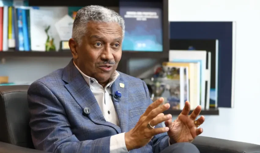 El titular de la Secretaría Nacional de Ciencia, Tecnología e Innovación (Senacyt), Eduardo Ortega Barría, habla en una entrevista con EFE este martes, en Ciudad de Panamá (Panamá). Panamá prepara una ley de gobernanza adaptativa de la inteligencia artificial (IA) que traiga la innovación sin olvidar la ética, al tiempo que continúa impulsando el sector de los semiconductores y prepara su incursión en otros campos de las tecnologías avanzadas, como la bioeconomía. EFE/ Carlos Lemos