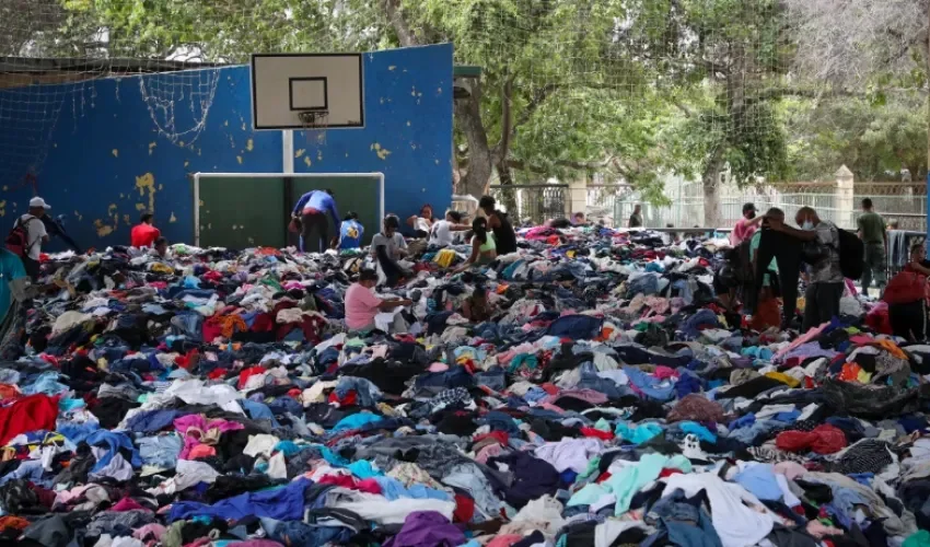 Personas seleccionan ropa este sábado, en La Guaira (Venezuela). Decenas de personas buscan, artículos de utilidad entre toneladas de ropa esparcidas en el suelo del polideportivo La Juanita, tras verse afectados por el doble terremoto del pasado 24 de junio. EFE/ Raúl Martínez