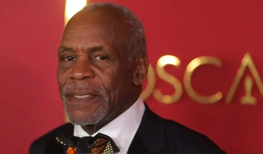Fotografía de archivo del actor Danny Glover en la alfombra roja de la ceremonia de los Premios de los Gobernadores en Los Ángeles, California (EE.UU.). EFE/ EPA/ David Swanson