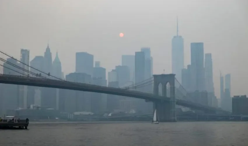 El humo de los incendios forestales de Canadá se observa entre el horizonte de Manhattan y el Puente de Brooklyn. Foto: EFE.