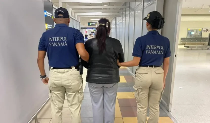 La aprehendida mantenía una Notificación Roja de INTERPOL, emitida a solicitud de la oficina de Vilna, Lituania, con fines de localización, detención y posterior extradición. Foto: Policía Nacional. 