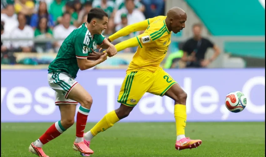 El jugador sudafricano Jayden Adams (d) avanza con el balón este jueves, durante un partido del grupo A del Mundial de la FIFA 2026 entre México y Sudáfrica en el estadio Ciudad de México (México). EFE/ Sashenka Gutiérrez