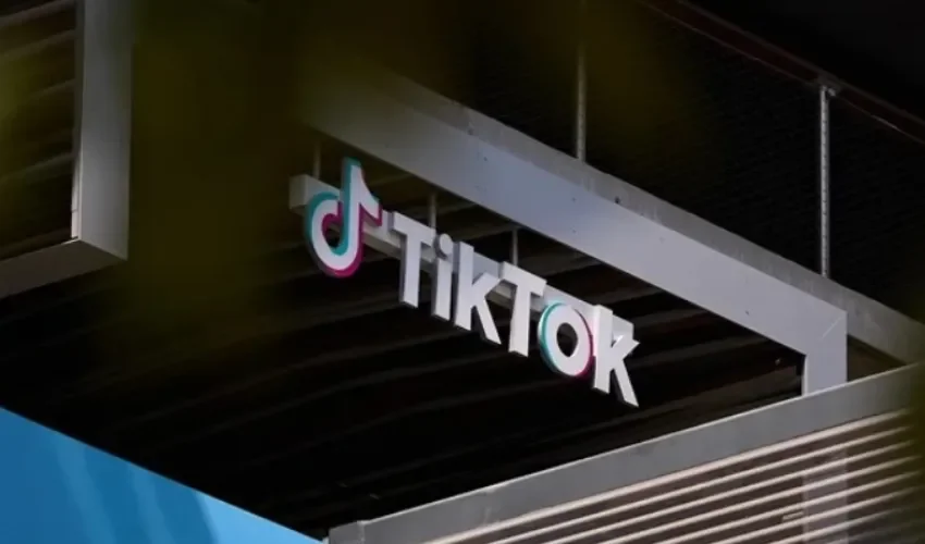 Fotografía de archivo de un letrero con el logo de TikTok en la sede de la compañía, en Los Ángeles, California (EE.UU.). EFE/EPA/ Allison Dinner