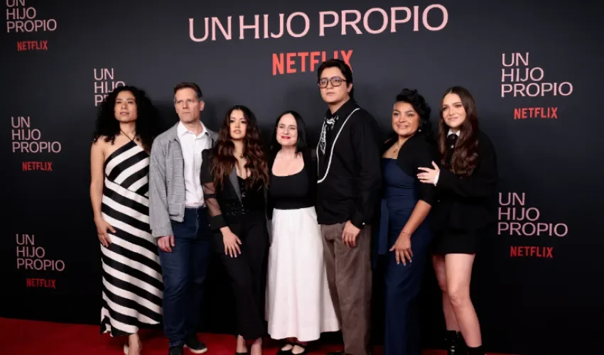 La directora Maite Alberdi (c) posa junto a los actores Mayra Batalla (i), Ana Celeste Montalvo (3-i), Armando Espitia (3-d), Luisa Guzmán (d) y los productores Sandra Godínez (2-d) y Maximiliano Sanguine (2-i) durante la alfombra roja de la película 'Un hijo propio' este miércoles, en Ciudad de México (México). EFE/José Méndez