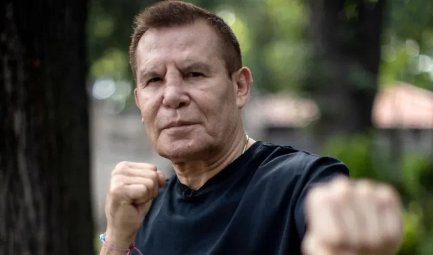 El exboxeador mexicano Julio César Chávez, posa durante una entrevista con EFE este sábado, en Ciudad de México (México). EFE/ Isaac Esquivel