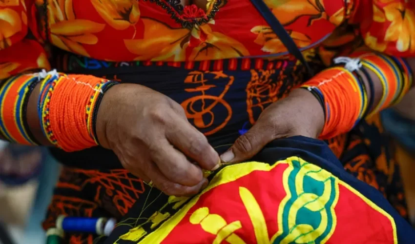 Detalle de las manos de una mujer indígena de la etnia Guna Yala de Panamá al elaborar una mola (conjunto de telas de colores que conforman diseños típicos de su cultura), este 24 de septiembre, durante el Conversatorio e Intercambio Cultural: Artesanía, identidad y Memoria, en Ciudad de Panamá (Panamá). EFE/ Bienvenido Velasco