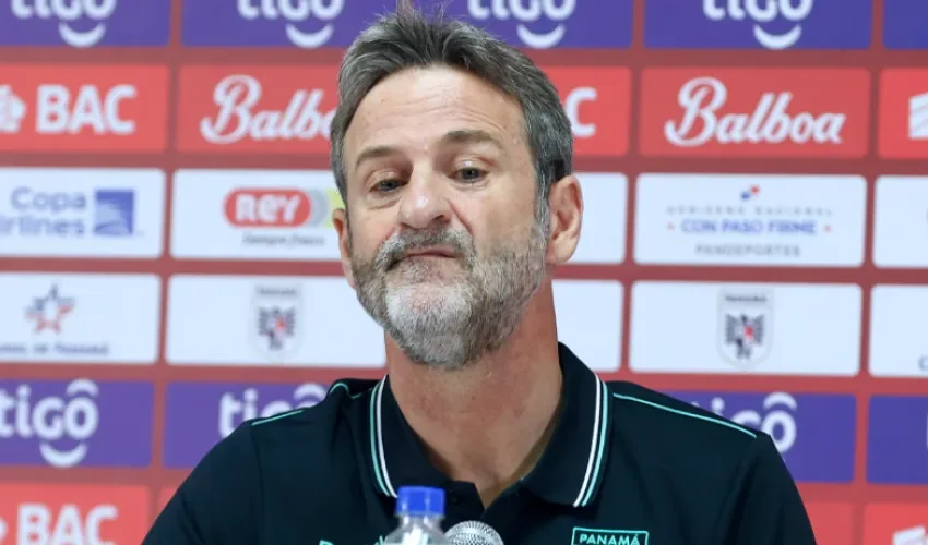 El seleccionador de Panamá, Thomas Christiansen, habla durante una rueda de prensa este jueves, en Ciudad de Panamá (Panamá). EFE/ Carlos Lemos