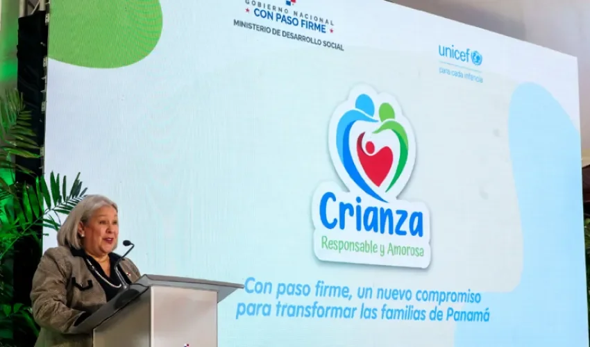 La ministra Beatriz Carles de Arango señaló que fortalecer a las familias para que los niños crezcan rodeados de amor es una de las prioridades de la acción social. Foto: Cortesía.  