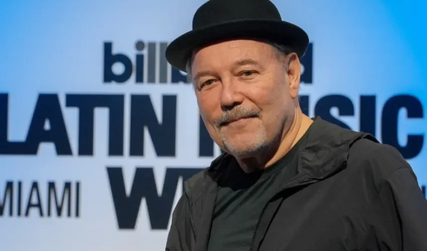 ubén Blades posa en una entrevista con la directora de Contenido Latino y en Español de Billboard, Leila Cobo, durante el tercer día de la Semana Billboard de la Música Latina este miércoles, en el Teatro del Faena Forum en Miami Beach (Estados Unidos). EFE/Alberto Boal