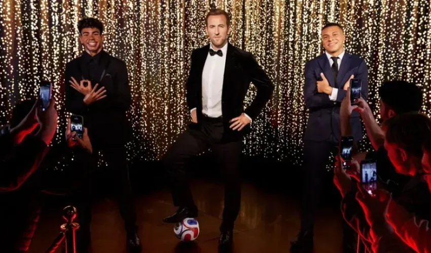 Los muñecos de cera que representan a Harry Kane, Lamine Yamal y Kylian Mbappé han sido reunidos de manera excepcional en el Museo Madame Tussaud de Londres. EFE/ Madame Tussauds London
