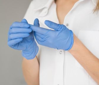 Uso de guantes durante la pandemia del coronavirus, ¿sí o no?  
