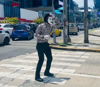 Mimo Tuel, el personaje que saca sonrisas en los semáforos 