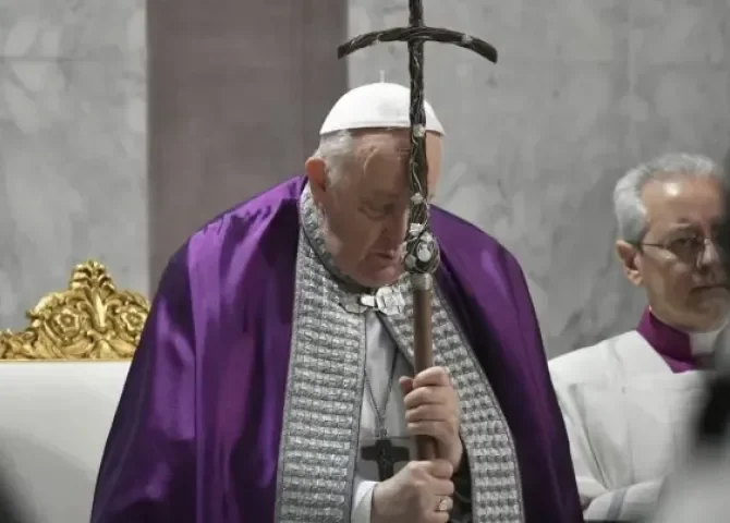  El Papa Francisco no participó en persona en el viacrucis “para preservar su salud” 