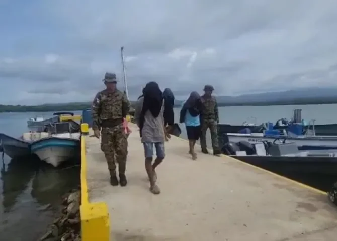  ¡Los echaron al agua! Incautan paquetes de droga cerca de Tikantiki en la Comarca Guna Yala 