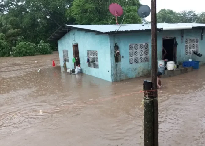  Desbordamiento de río causa inundaciones en varias viviendas de Nombre de Dios, Colón 