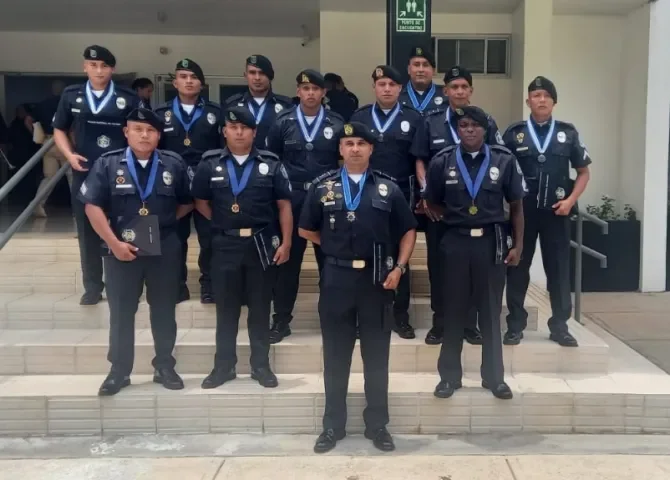  ¡Medallas al sacrificio! Distinguen a uniformados por su misión de salvar vidas en Portobelo 