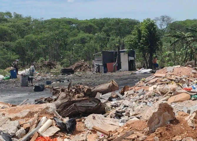 Retiran desechos de vertedero ilegal en Playa Chiquita; vierten hasta sangre de pollo 