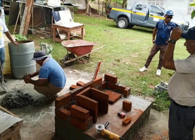  Promueven construcción de estufas ecológicas en Colón 