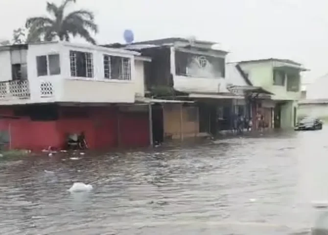  Mal tiempo en Colón deja varias calles inundadas 