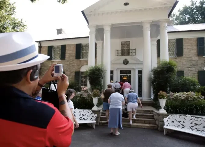  Un juez paraliza la subasta de Graceland, la mansión de Elvis Presley, por posible fraude 