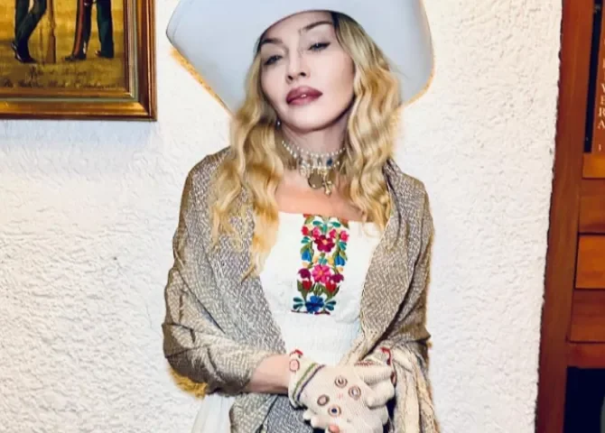  Madonna genera polémica por utilizar ropa de Frida Kahlo 