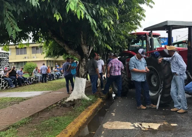   Productores santeños de maíz retiran maquinarias de las calles tras 15 días de protestas  