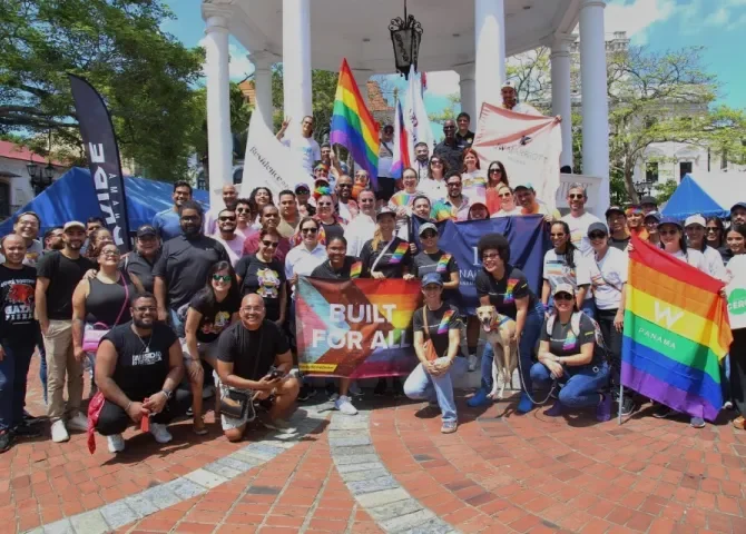   ¡Símbolo de resistencia! Izan bandera del Orgullo en Plaza Catedral  