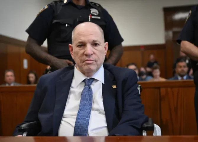   Fotografía de archivo del exproductor de cine Harvey Weinstein asiste a una audiencia de descubrimiento antes de su nuevo juicio por cargos de agresión sexual, en el Tribunal Penal de Manhattan en la ciudad de Nueva York, NY, EE.UU. EFE/EPA/Angela Weiss  