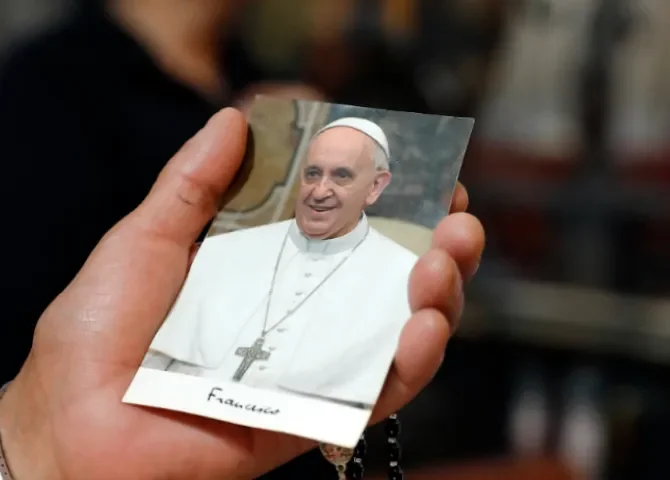  Una persona sostiene una fotografía del papa Francisco durante una misa tras la muerte del pontífice este lunes, en la Catedral de la Ciudad de México (México). EFE/ Mario Guzmán 