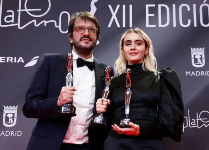  El productor brasileño Rodrigo Teixeira (i) posa con el galardón a mejor película Iberoamericana de ficción, mejor dirección y mejor actriz protagonista por -Ainda estou aqui-, durante la entrega de los Premios Platino en Madrid. EFE 