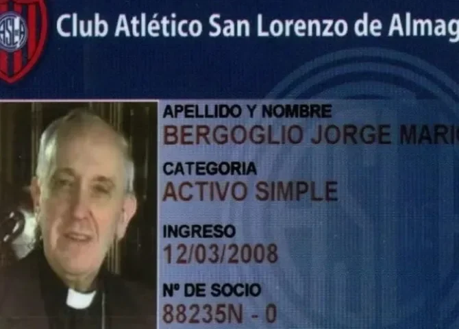  Fotografía del 13 de marzo de 2013, cuando el club de fútbol argentino San Lorenzo de Almagro mostró a través de su espacio en Twitter el carnet de socio de Jorge Mario Bergoglio. EFE 
