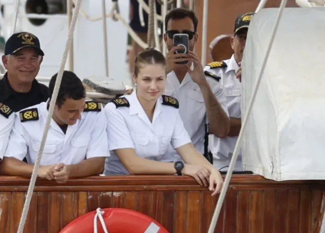   La princesa de Asturias, Leonor de Borbón (3d), heredera de la corona española, este martes en el buque escuela de la Armada española Juan Sebastián de Elcano, para cruzar el Canal de Panamá y así continuar su travesía. EFE/ Bienvenido Velasco 
