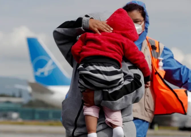  Fotografía de archivo de deportados descendiendo de un avión. EFE/ Esteban Biba 