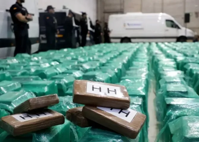  Una operación conjunta de la Policía Nacional y el Servicio de Vigilancia Aduanera español que se saldó con la incautación de 13 toneladas de cocaína en Cádiz. EFE/A.Carrasco Ragel 