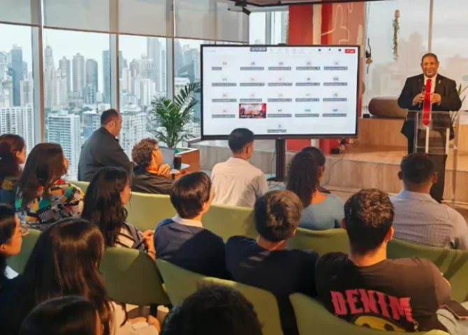  Jóvenes finalistas del Concurso Nacional de Oratoria reciben seguimiento personalizado de sus becas 