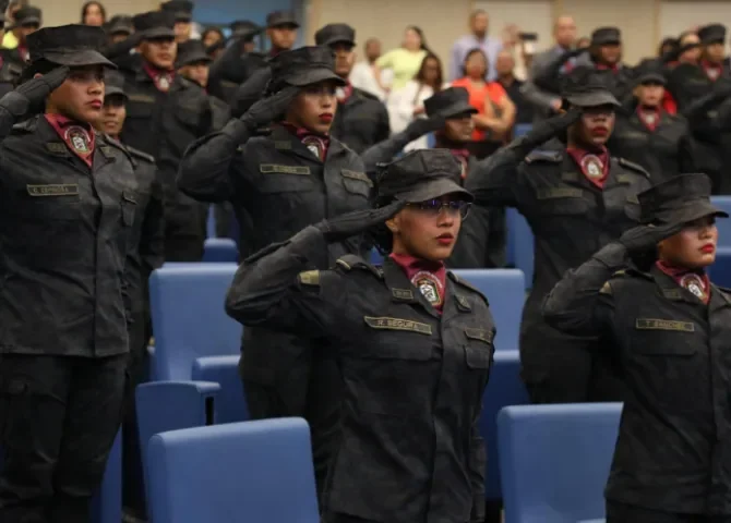  ¡Tres mujeres lideran la promoción! Juramentan a 114 nuevos agentes del SPI 