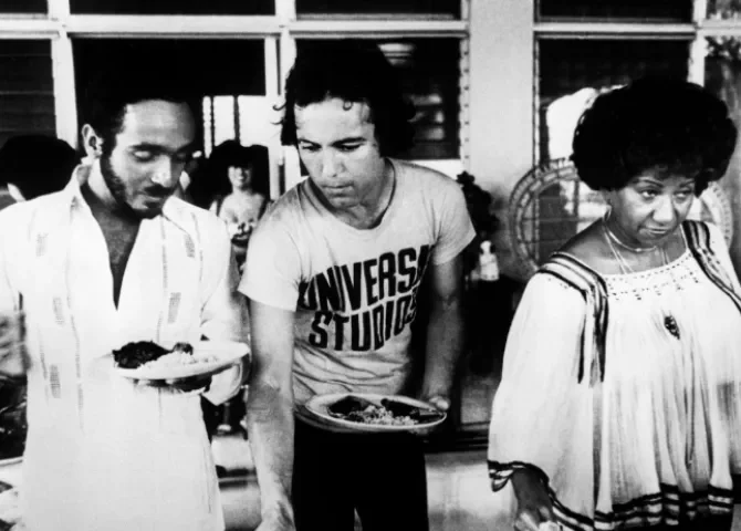  Fotografía del 23 de junio de 1982 que muestra a Willie Colón y Rubén Blades en compañía de Celia Cruz. EFE 